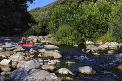 France, Hérault (34), vallée de l' Orb, descente en canoë-kayak de la rivière Orb au moulin de Travassac à Mons la Trivalle, Sylvain Cathala de Ateliers Rivière Randonnées