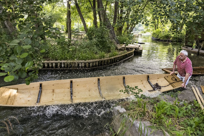 France, Vaucluse (84), L'Isle-sur-la-Sorgue, le cabanon des Fontanelles sur un ilot de la Sorgue, lieu de rendez-vous estival de la confrérie des pêcheurs sur barque à fond plat appelée Nègo Chin, les Pescaïres de la Sorgue