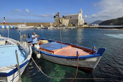 Italie, Sicile, iles Eoliennes, classées Patrimoine Mondial de l'UNESCO, Ile de Lipari, Lipari, le port de pêche de Marina Corta, le pecheur Enzo Tomarchio dit Enzo Il Negro