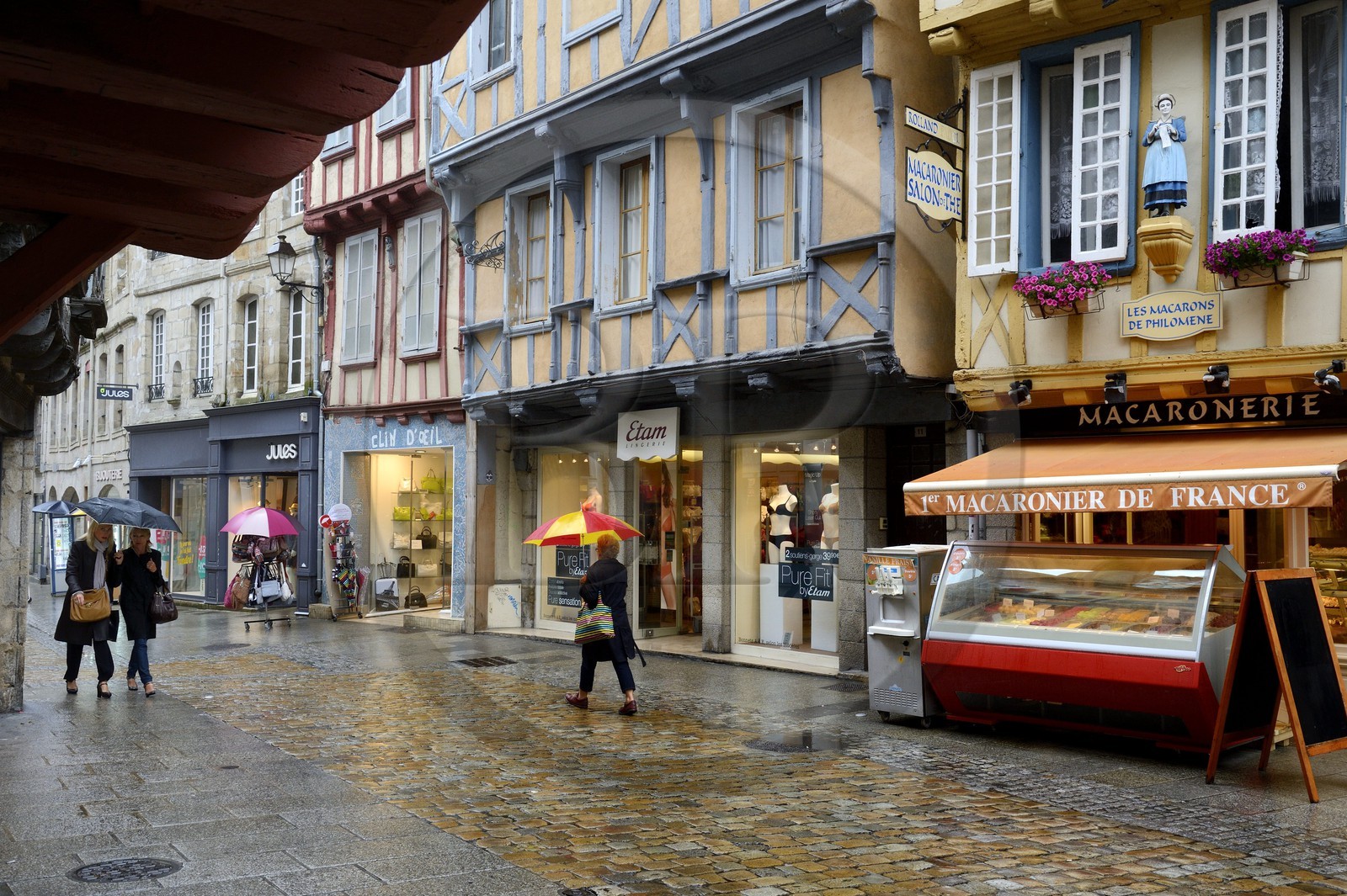 France, Finistère (29), Quimper, la rue Kéréon et la cathédrale Saint-Corentin