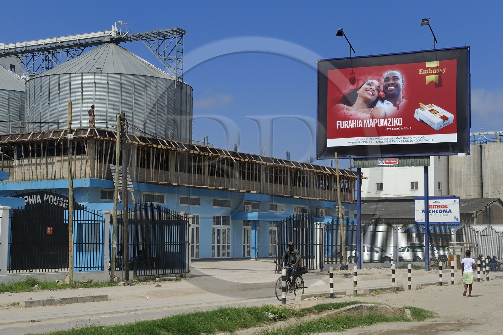 Tanzanie, Dar es-Salaam, affiches publicitaires en périphérie pour une marque de cigarettes