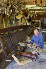 France, Bas-Rhin (67), Muttersholtz, le Grand Ried, le batelier Patrick Unterstock réparant une barque à fond plat en bois