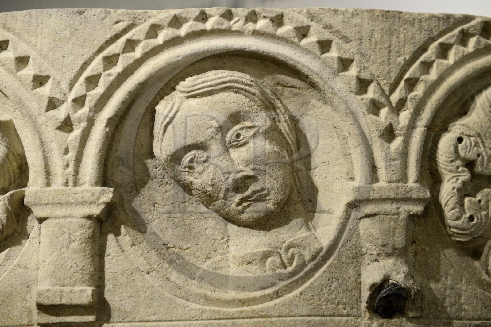 France, Rhône (69), Lyon, site historique classé Patrimoine Mondial de l'UNESCO, Vieux Lyon, musées Gadagne, Musée d'histoire de la ville de Lyon, élément architectural sculpté dit Couronne de Charlemagne en provenance de l'Ile Barbe (XXIIème siècle)