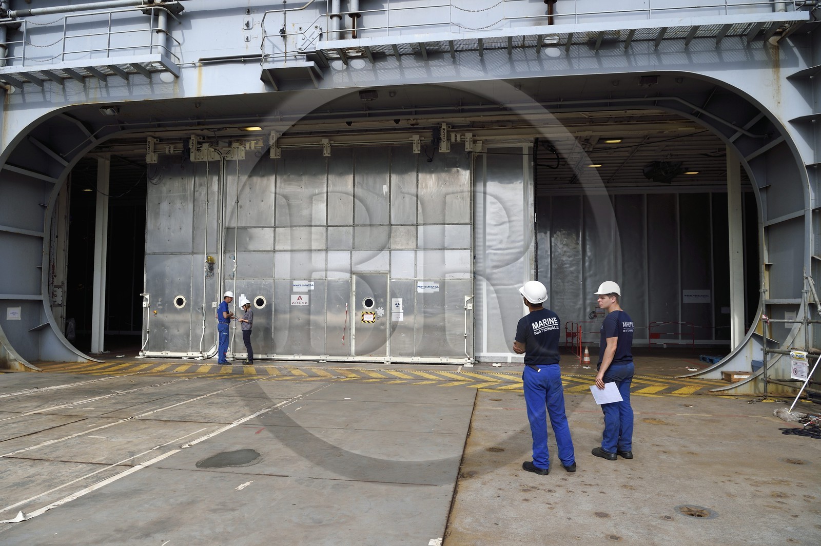 France, Var (83), Toulon, la base navale (Arsenal), le porte-avions à propulsion nucléaire Charles de Gaulle en rénovation de mi-vie, rénovation des chaufferies nucléaires au niveau d'un des ascenseurs lattéraux