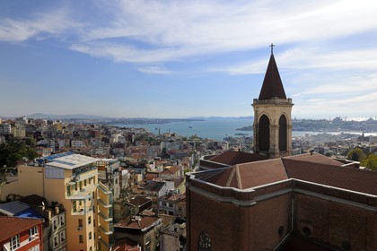 Turquie, Istanbul, quartier de Beyoglu, vue du quartier européen et du Bosphore depuis l'église Saint-Antoine au premier plan