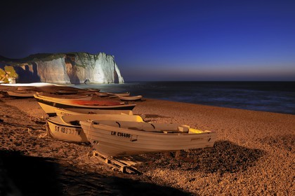 France, Seine-Maritime (76), Pays de Caux, Côte d'Albâtre, Etretat, la falaise d'Aval et la plage de la ville avec les barques de pecheurs