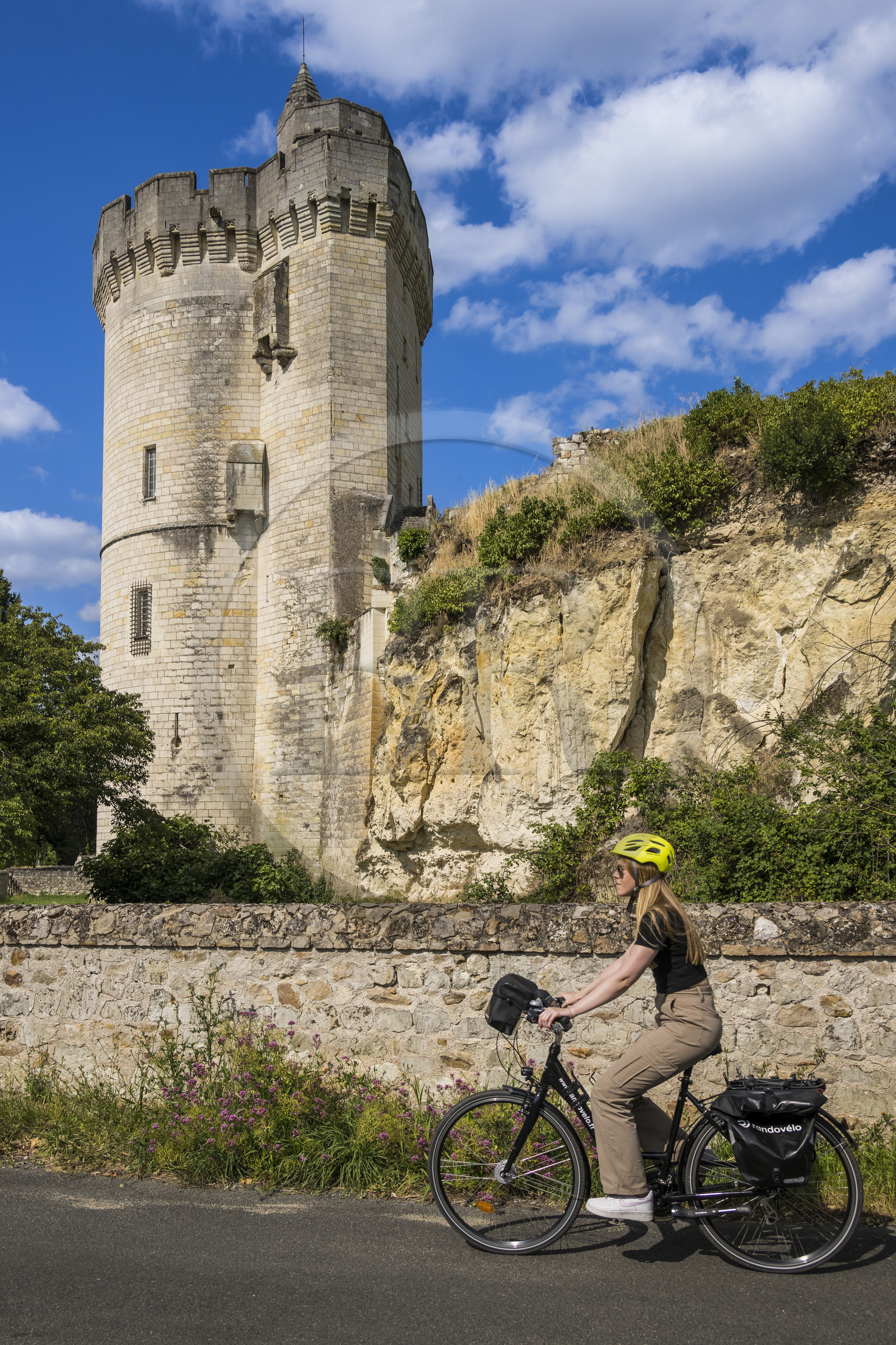 France, Maine-et-Loire (49), vallée de la Loire classée au Patrimoine Mondial par l'UNESCO, Gennes-Val-de-Loire, randonnée à bicyclette sur les berges de la Loire, la Tour de Trèves