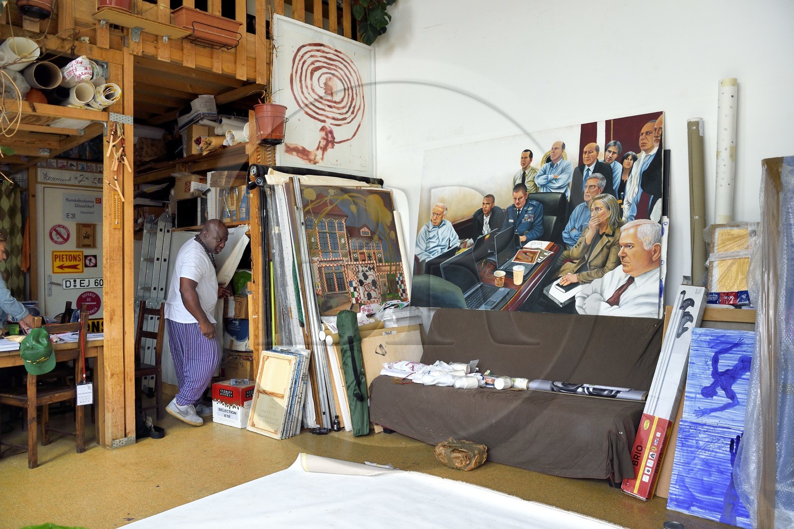 France, Paris (75), Barthelemy Toguo, l'artiste fondateur de Bandjoun Station, dans son atelier parisien