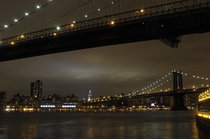 Etats-Unis, New York, Manhattan, le Pont de Manhattan sous le Pont de Brooklyn