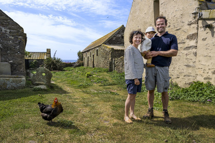France, Finistère (29), Mer d'Iroise, archipel de Molène, Ile de Quéménès, ferme de Quéménès bio et autonome en énergie, les agriculteurs Amélie Goossens et Etienne Menguy