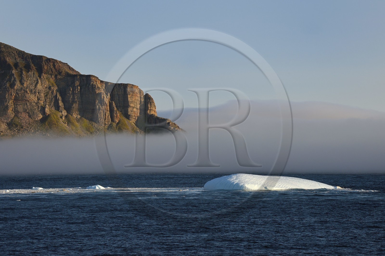 Groenland, cote Nord-Ouest, Murchison sund, falaises de la pointe de l'Ile de Kiatak ou Northumberland