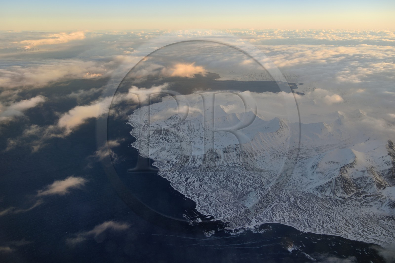 Norvège, Svalbard, Spitzberg, Longyearbyen, paysage glaciaire des montagnes de la région sud dans le parc national de Sør-Spitsbergen (vue aérienne)