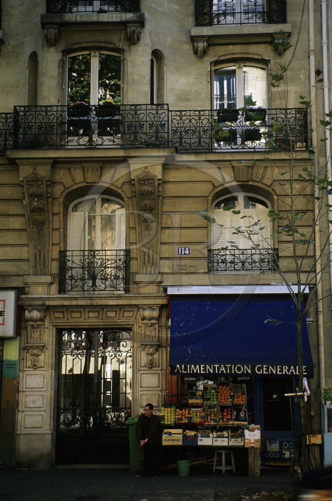 France, Paris (75), avenue Ledru Rollin, une épicerie dans un immeuble haussmannien