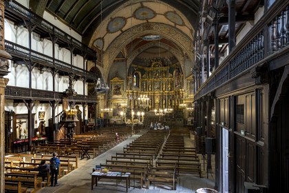 France, Pyrénées-Atlantiques (64), Pays-Basque, Saint-Jean-de-Luz, l'église Saint-Jean-Baptiste, retable du XVIIème siècle en bois doré et les galeries en bois de la nef