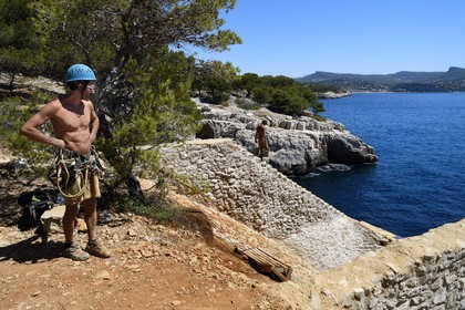 France, Bouches-du-Rhône (13), Cassis, Parc national des Calanques, baie de Cassis, pointe de la Cacau, restauration des Trémies par les cordistes de Alpes de lumière
