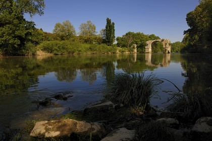 France, Hérault (34), près de Lunel, Oppidum d'Ambrussum ancien oppidum gaulois situé sur la Voie Domitienne (Via Domitia), le Pont Ambroix sur la rivière le Vidourle