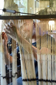 France, Rhône (69), Lyon, quartier de la Croix-Rousse, Manufacture de soieries Prelle, métier à tisser la soie mis au point par Joseph Marie Jacquard dit métier Jacquard, le canut Sébastien préparant son métier