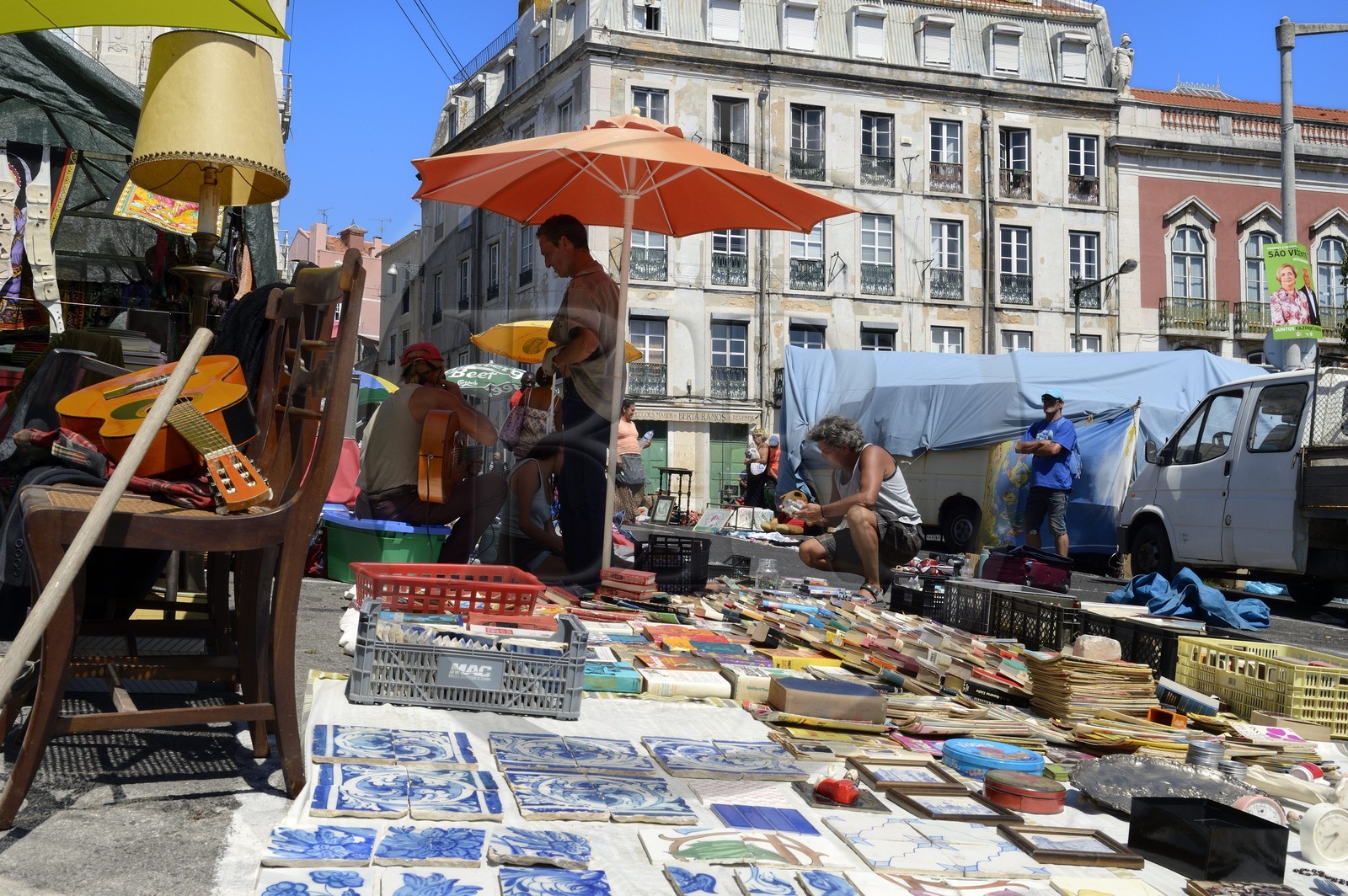 Portugal, Lisbonne, quartier de l'Alfama, campo de Santa Clara, le marché aux puces la Feira da Ladra (foire de la voleuse)