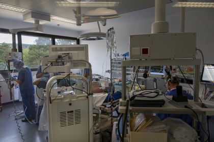 France, Côte-d'Or (21), les climats de Bourgogne classés Patrimoine Mondial de l'UNESCO, Beaune, Hospices Civils de Beaune, le centre hospitalier, du materiel spécifique et complémentaire équipe des salles d'opérations grâce aux revenus de l’Hôtel-Dieu et du domaine viticole des Hospices de Beaune