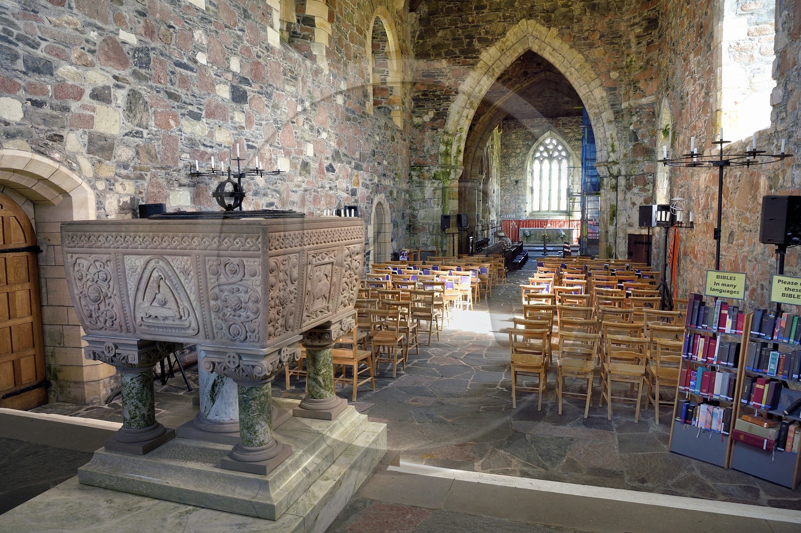 Royaume-Uni, Ecosse, Highland, Hébrides intérieures, Ile de Iona face à l'Ile de Mull, église (vers 1200) de l'abbaye d'Iona fondée par Saint Columba au VIème siècle