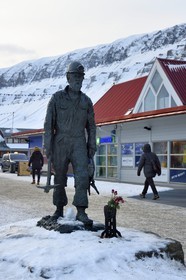 Norvège, Svalbard, Spitzberg, Longyearbyen, la statue en bronze commémorative des mineurs se trouve sur la place entre Lompensentret et le magasin Svalbard dans la rue principale