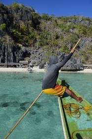 Philippines, Calamian Islands dans le nord de Palawan, Coron Island Natural Biotic Area, plage de Banul Beach au pied des murs géants des falaises de calcaire, batelier