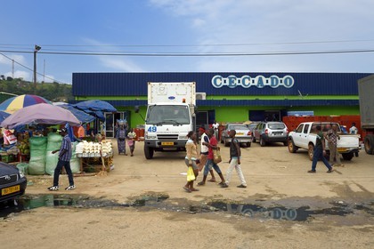 Gabon, Libreville, un des supermarchés Cecado sur la Route National 1