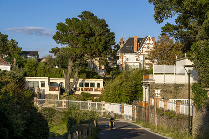France, Loire-Atlantique (44), Pornic, cycliste sur la piste cyclable de la vélodyssée sur la Pointe de Gourmalon