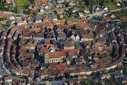 France, Haut-Rhin (68), Eguisheim, le coeur historique (photo aérienne)