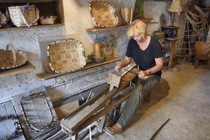 France, Var, Massif des Maures, Collobrières, Lou Castagnie, basket maker Anneke Lepra braids chestnut baskets