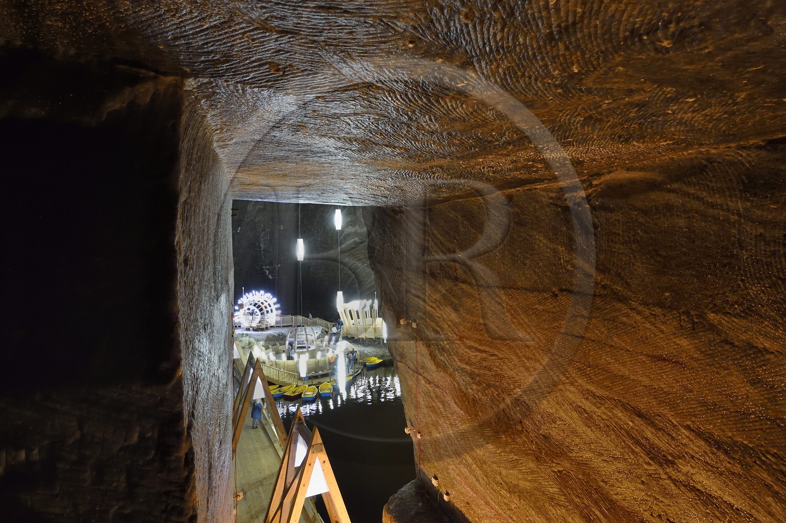 Roumanie, Transylvanie, région de Cluj, Turda, ancienne mine de sel de Turda dont l'exploitation a commencée à l'époque romaine, transformée en centre de loisirs et de santé, le lac souterrain