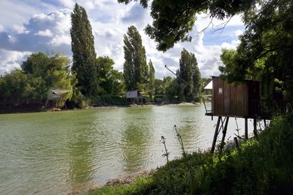 France, Charente-Maritime (17), Saintonge, Saint-Savinien, labellisé Villages de pierres et d'eau, carrelets au bord de la Charente