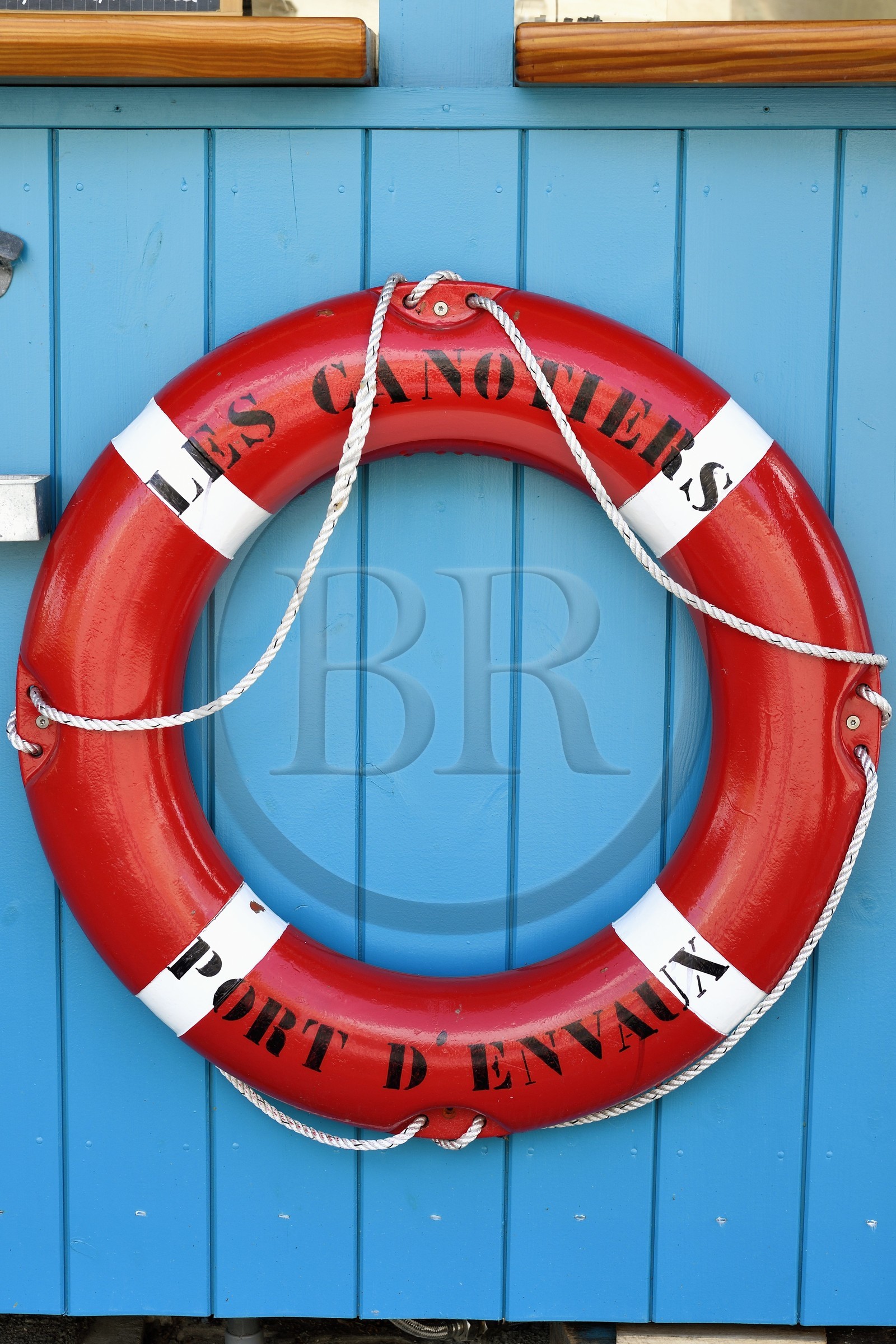 France, Charente-Maritime (17), Saintonge, Port-d'Envaux, bouée de sauvetage au Café Les Canotiers