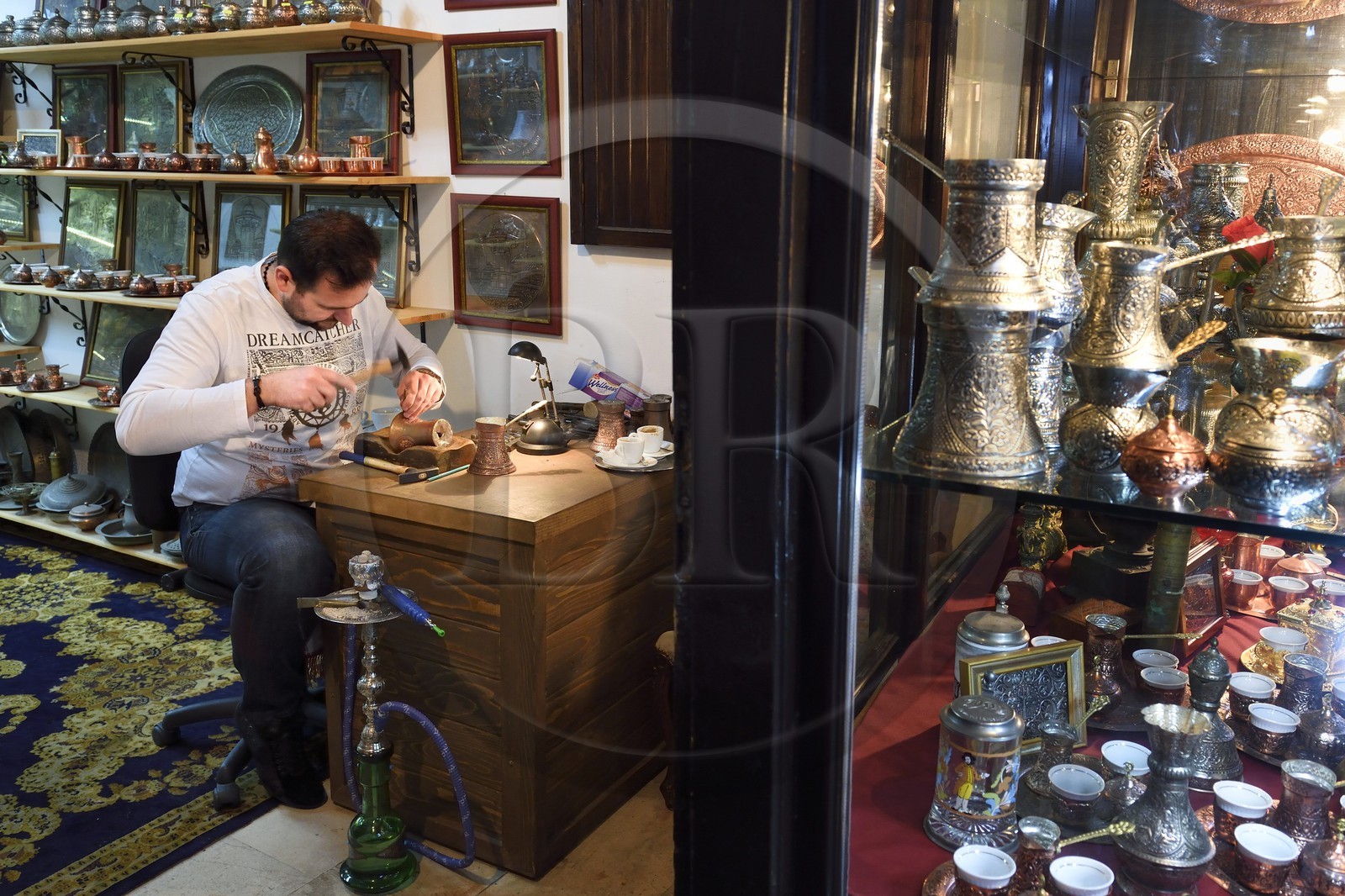 Bosnie-Herzégovine, Sarajevo, quartier de Bascarsija dans la vieille ville, Bascauseyic artisan fabricant d’objets en cuivre dans la rue Kazandziluk