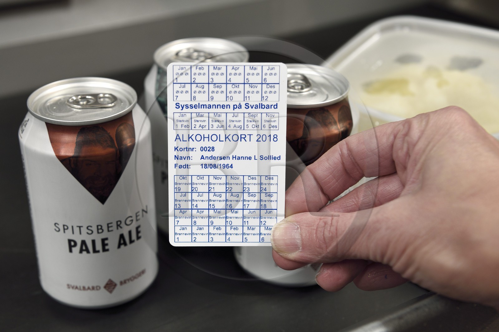 Norvège, Svalbard, Spitzberg, Longyearbyen, le supermarché Svalbard dans la rue principale, carte de rationnement pour l'achat d'alcool pour les habitants