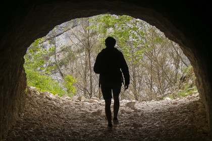 France, Alpes-de-Haute-Provence (04), Parc Naturel Régional du Verdon, Rougon, Grand Canyon du Verdon, le tunnel du Baou qu'emprunte le sentier Blanc-Martel sur le GR4 le long du couloir Samson