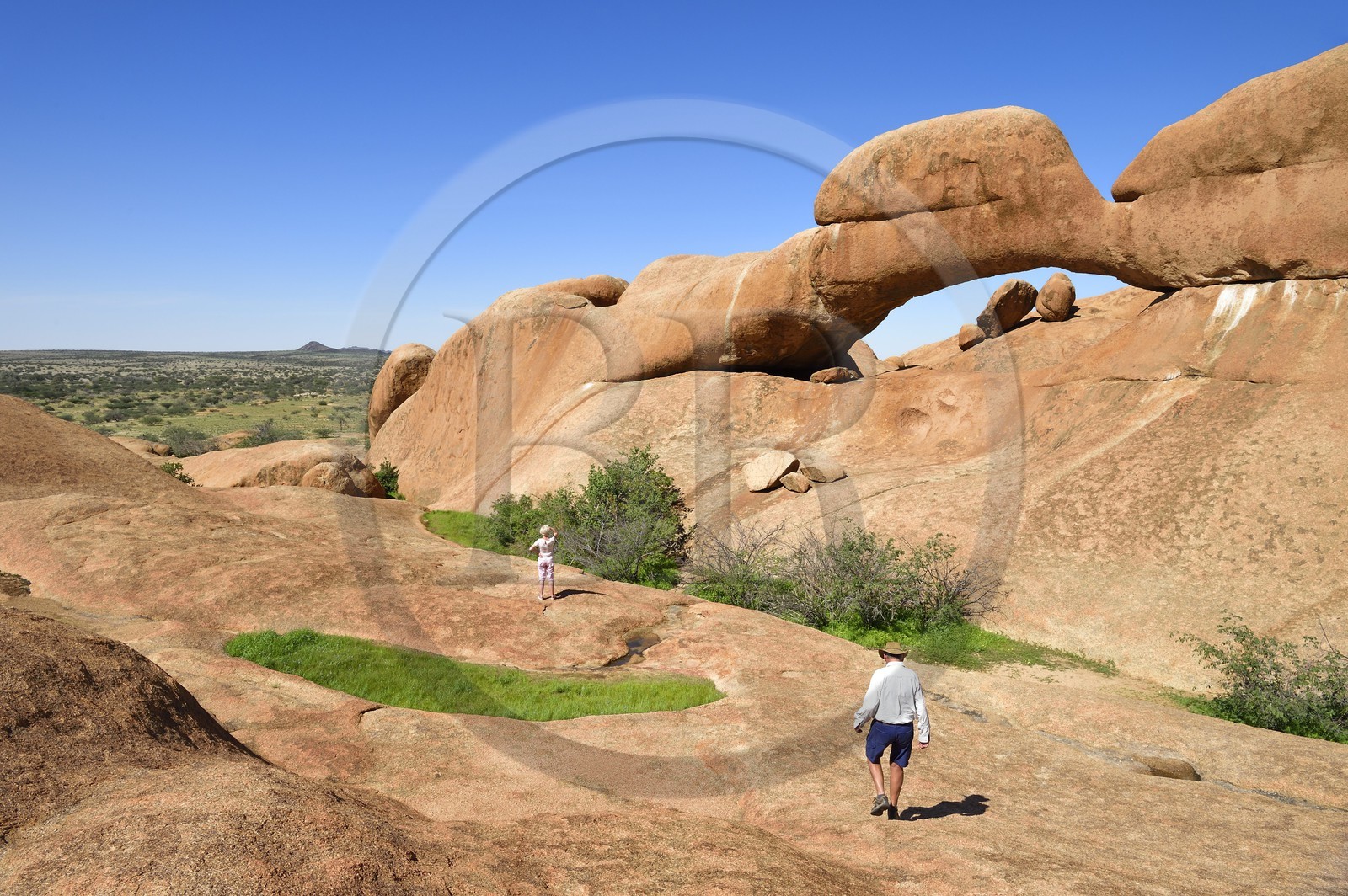 Namibie, région de Erongo, Damaraland, le Spitzkoppe ou Spitzkop (1784 m), arche naturelle dans la montagne granitique dans le désert du Namib