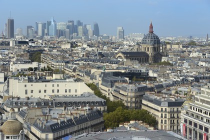 France, Paris (75), le grand magasin du Printemps sur le boulevard Haussmann, le dôme de l'église Saint Augustin et les immeubles de la Défense