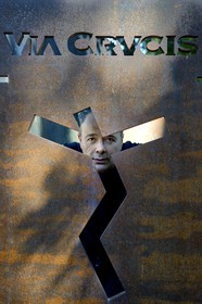 France, Rhône (69), Saint-Romain-au-Mont-d'Or, la Demeure du Chaos, l'œuvre d'art est basé sur la transformation sans fin de la maison du XVIIème siècle de l'artiste plasticien Thierry Ehrmann en une réplique de zone de guerre à l'image du monde présent, portrait de Thierry Ehrmann aussi président fondateur de Artprice et du Groupe Serveur