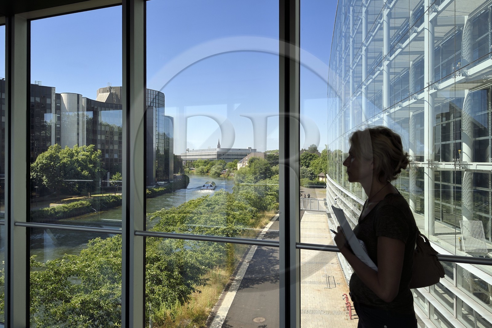 France, Bas-Rhin (67), Strasbourg, quartier européen, le Parlement européen, batiment Louise-Weiss relié au batiment Winston Churchill à gauche par une passerelle au dessus de l'Ill