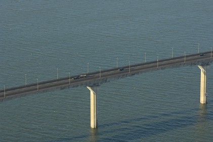 France, Charente-Maritime (17), Pont-viaduc de l'île de Ré (vue aérienne)