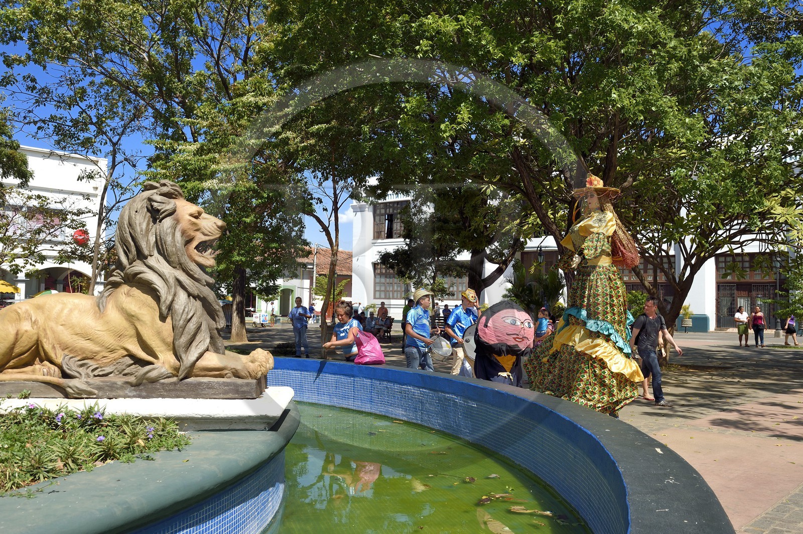 Nicaragua, Leon, the Gigantona on the central square, traditional dance puppet dolls representing a Native American man (small) with a woman of Spanish origin (giant) to mock the Spanish who where in couple with indigenous women