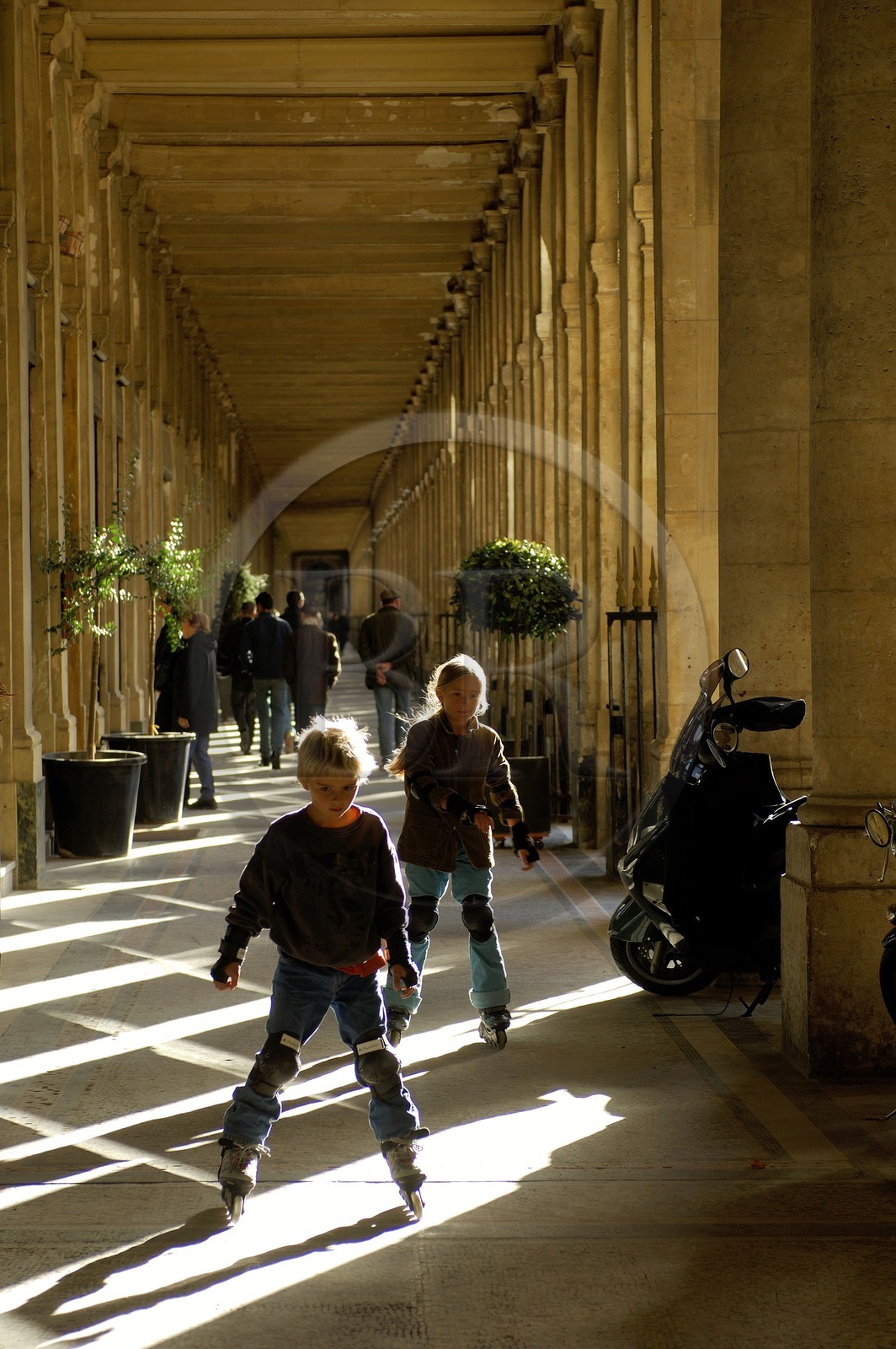 France, Paris (75), jeux d'enfants sous les arcades du Palais Royal