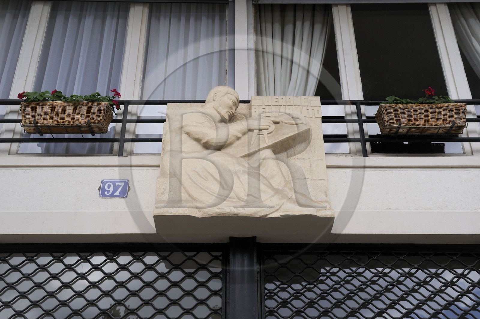 France, Seine-Maritime (76), Le Havre, Centre-ville reconstruit du Havre par Auguste Perret classé Patrimoine Mondial de l'UNESCO, immeubles Perret de l'avenue Foch, immeuble dit Des Batisseurs personnalisé par cette sculpture