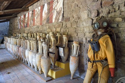 France, Var (83), Saint-Raphaël, musée archéologique, amphores romaines trouvées vers le Dramont et scaphandre