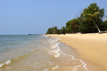 Gabon, province de l'Estuaire, plage de la Pointe Denis qui fait face à Libreville de l'autre côté de l'Estuaire du Gabon