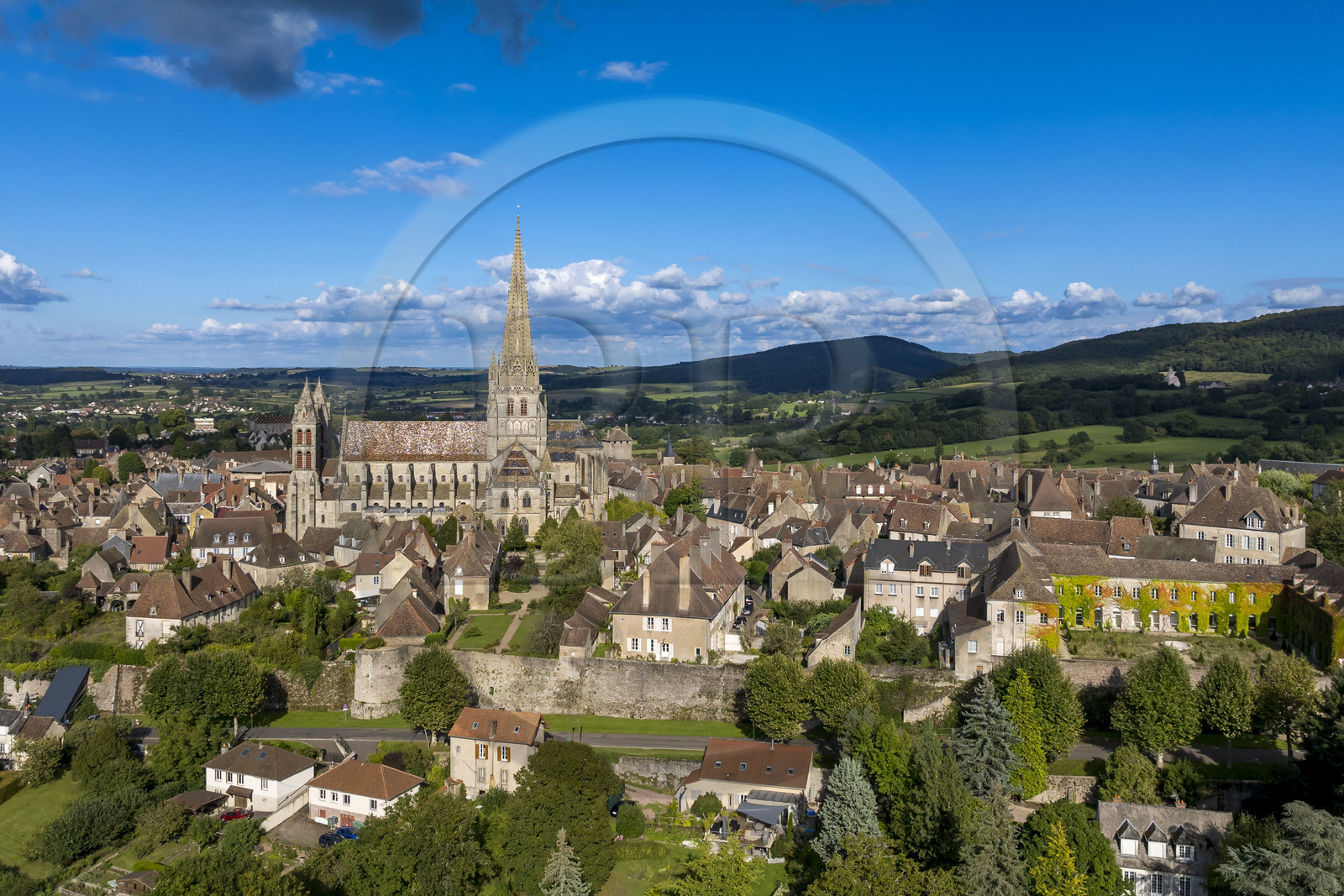 France, Saône-et-Loire (71), Autun, la cathédrale Saint-Lazare et vestiges des remparts gallo-romains (vue aérienne)
