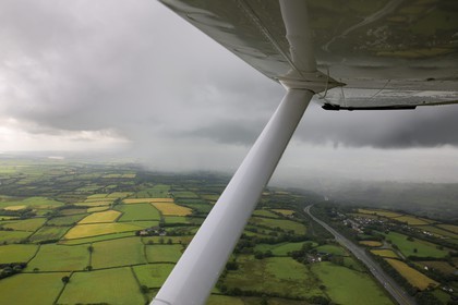 Royaume-Uni, Angleterre, Pays de Galles, l'autoroute A48 et un rideau de pluie (vue aérienne)