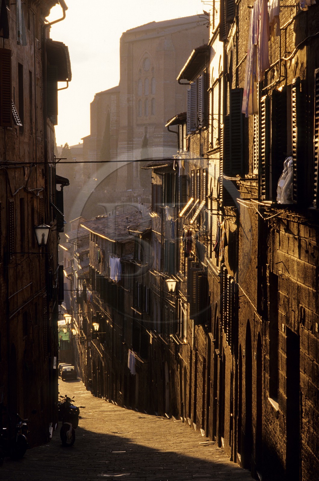 Italy, Tuscany, Siena, alleyway of Forcone District