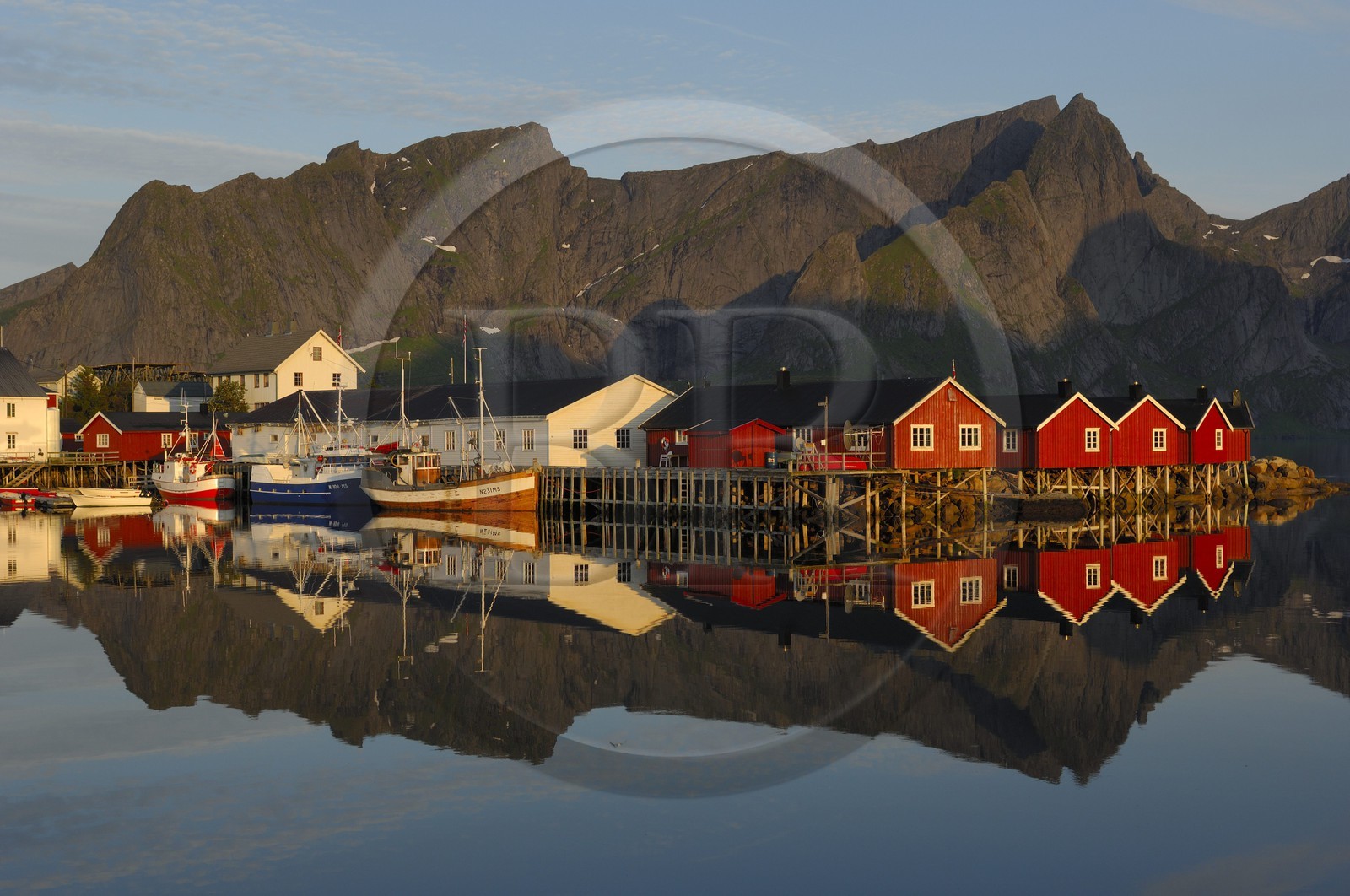 Norvège, Nordland, Iles Lofoten, Ile de Moskenes, port de pêche de Hamnoy près de Reine au soleil de minuit